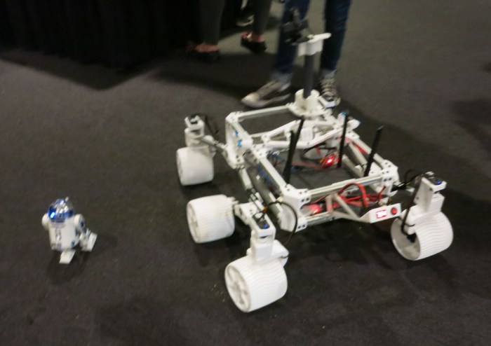 Sawppy at Space Carnival Long Beach R2D2