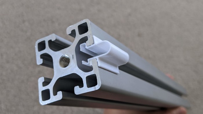 Extrusion slot clip