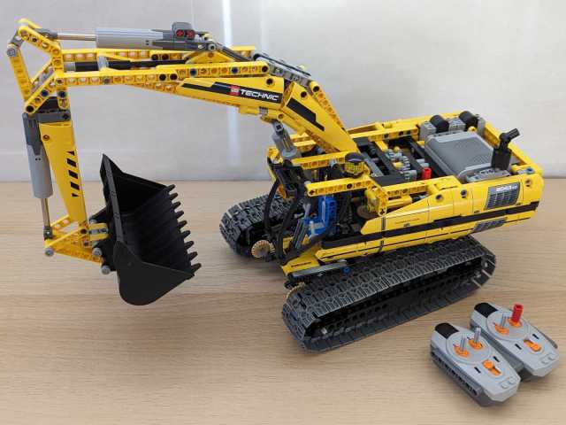 LEGO Technic Motorized Excavator (8043) – New Screwdriver
